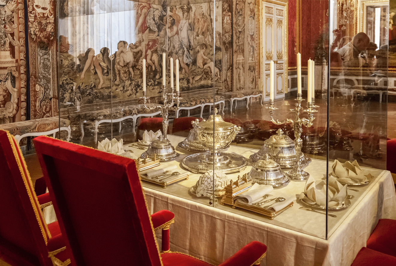 De koninklijke tafel gedekt op Versailles met zilverwerk en zilver bestek Kennisbank Zilver.nl